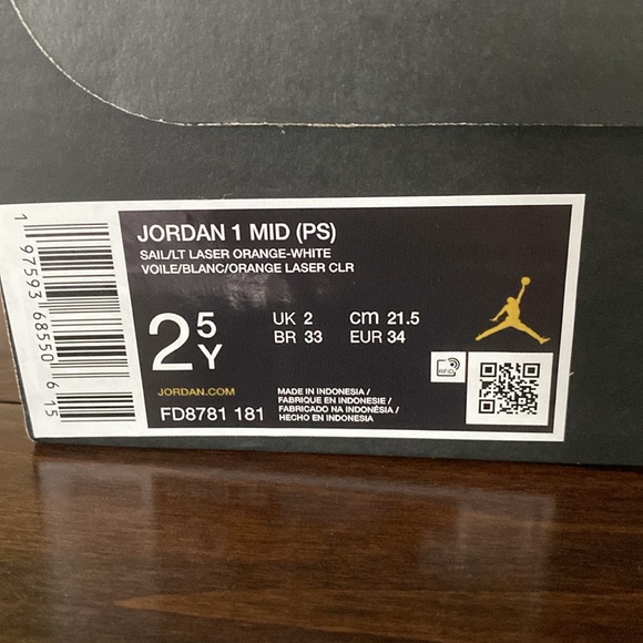 Kids gently worn Jordan 1 Mid. Size 2.5Y. Comes with good condition box. - Picture 2 of 10